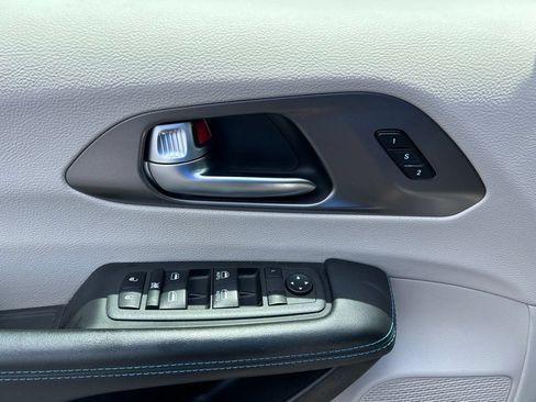 Used 2021 Chrysler Pacifica Touring-L w/ Premium & Safety Sphere Group FWD image 15