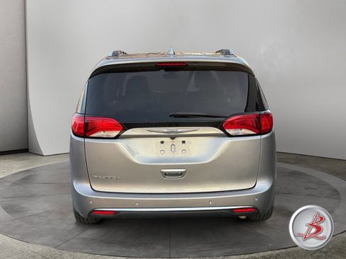 Used 2018 Chrysler Pacifica Touring-L image 6