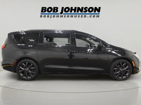 Used 2018 Chrysler Pacifica Touring-L Plus w/ S Appearance Package FWD image 2