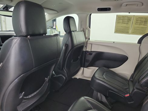 Used 2019 Chrysler Pacifica Touring-L FWD image 10