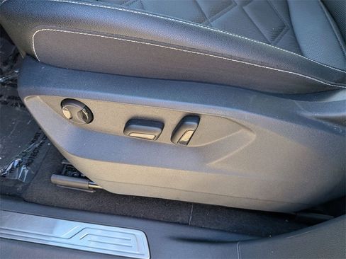 Used 2025 Volkswagen Atlas SE image 14