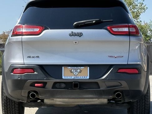 Used 2017 Jeep Cherokee Trailhawk w/ Comfort & Convenience Group image 4