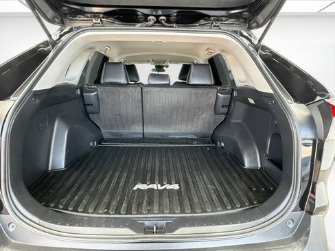 Used 2020 Toyota RAV4 XLE w/ XLE Grade Weather Package FWD image 17