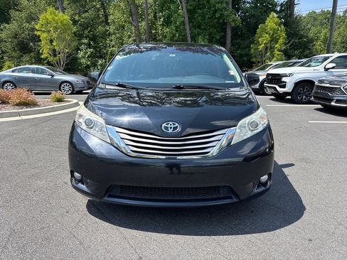 Used 2017 Toyota Sienna XLE w/ XLE Navigation Package FWD image 2