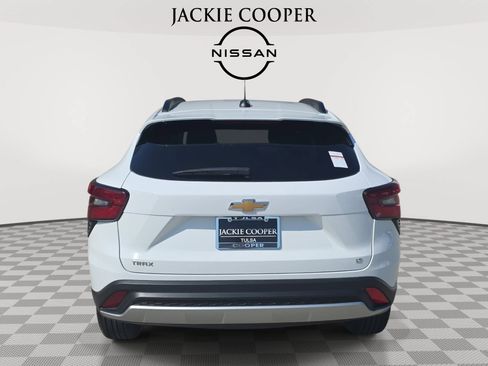 Used 2025 Chevrolet Trax LT FWD image 6