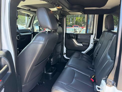 Used 2017 Jeep Wrangler Unlimited Rubicon w/ Connectivity Group AWD/4WD image 8