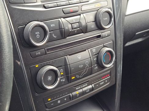 Used 2017 Ford Explorer XLT image 28