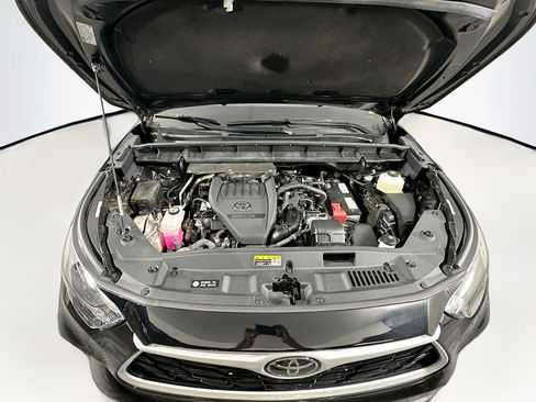 Used 2025 Toyota Highlander XLE FWD image 35