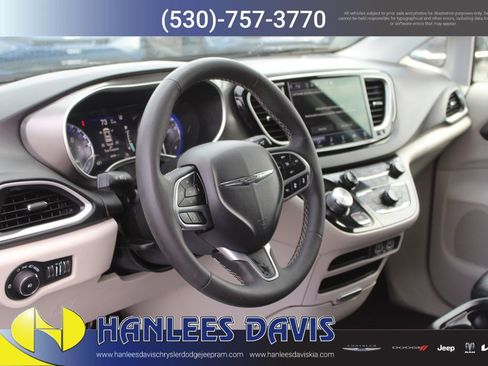 Used 2024 Chrysler Pacifica Touring-L image 12