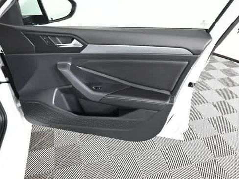 Certified 2022 Volkswagen Jetta SE image 12