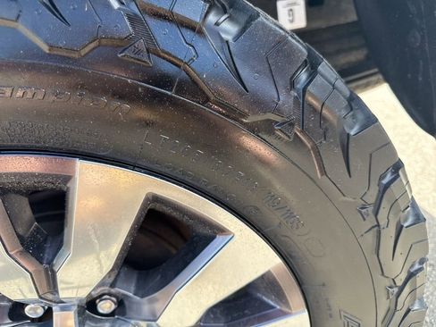 Used 2021 Toyota Tacoma Limited image 28