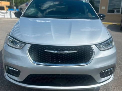Used 2026 Chrysler Pacifica Select FWD image 2