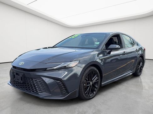 Used 2025 Toyota Camry SE FWD image 3