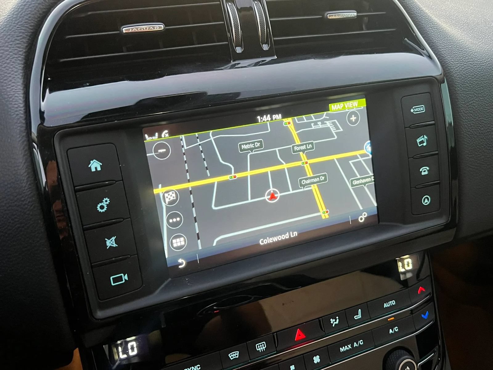 Used 2017 Jaguar XE RWD image 31