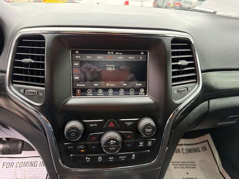 Used 2019 Jeep Grand Cherokee Laredo image 15