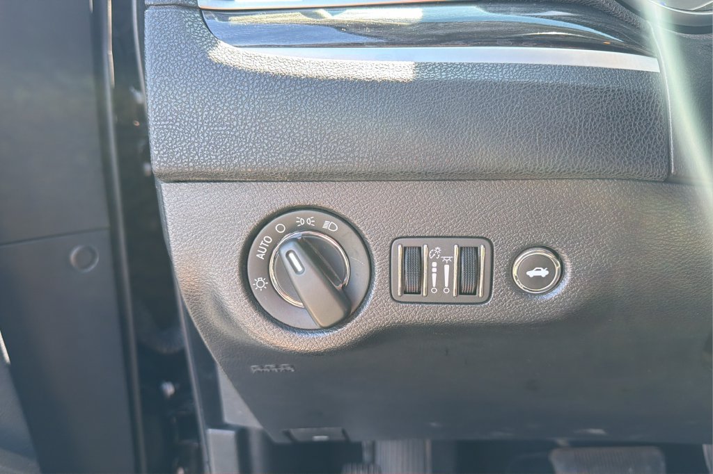 Used 2022 Chrysler 300 Touring w/ Sport Appearance Package RWD image 28