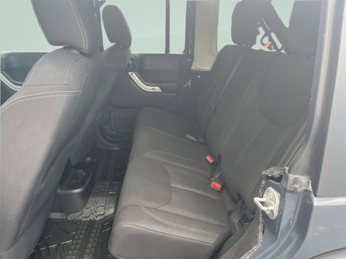 Used 2017 Jeep Wrangler Unlimited Rubicon w/ Connectivity Group AWD/4WD image 13