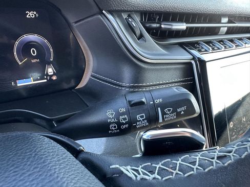 Used 2023 Jeep Grand Cherokee Laredo AWD/4WD image 26