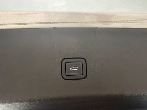 Used 2023 Chevrolet Traverse LT FWD image 10