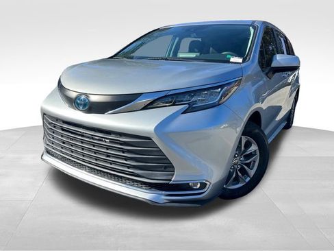 Used 2021 Toyota Sienna XLE image 9