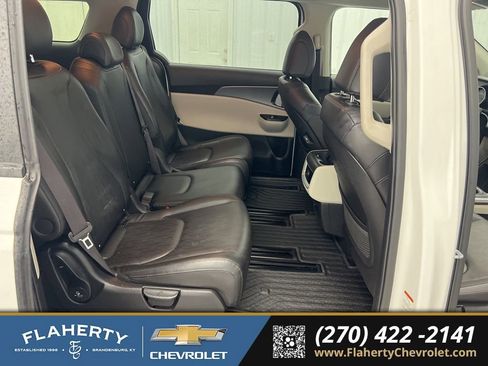 Used 2022 Kia Carnival LX image 11