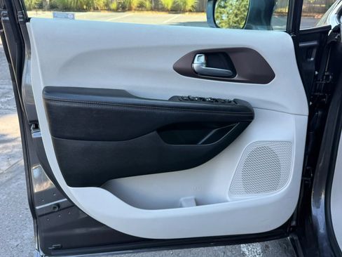 Used 2017 Chrysler Pacifica Touring-L FWD image 23