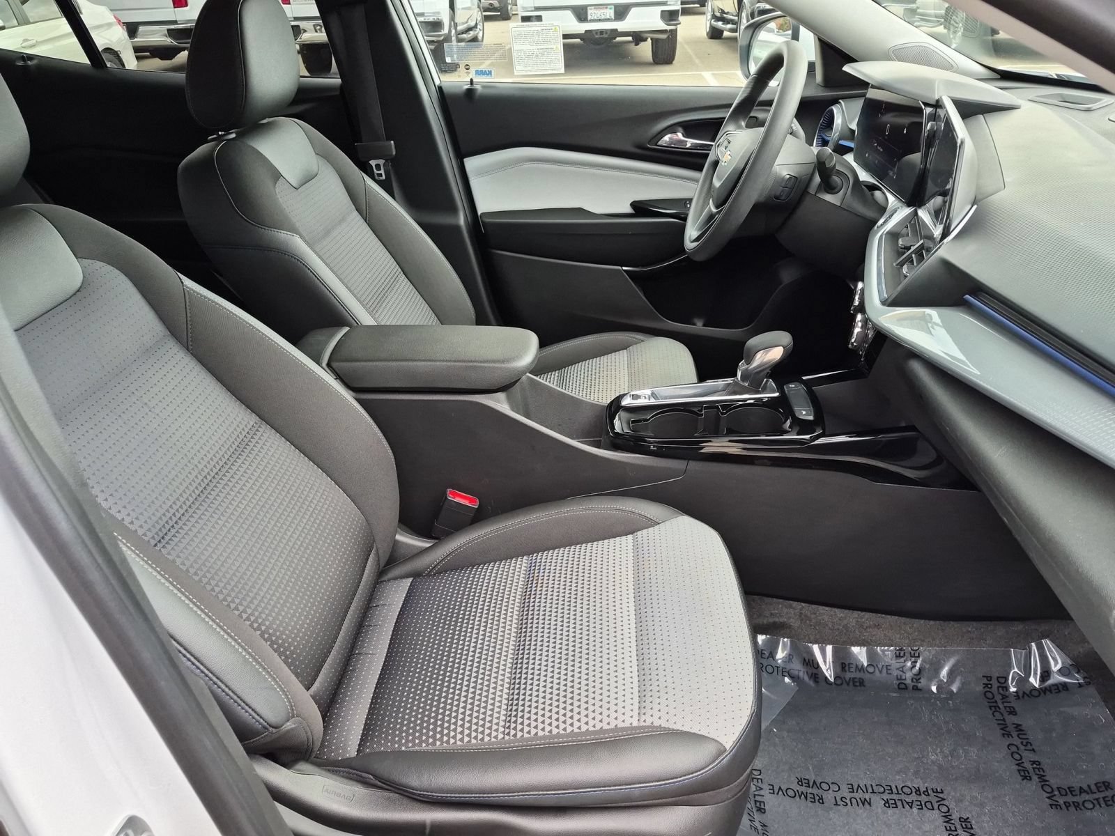 Used 2025 Chevrolet Trax LT w/ LPO, Blackout Package FWD image 27