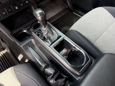 Used 2020 Toyota Tacoma TRD Off-Road w/ Technology Package AWD/4WD image 43