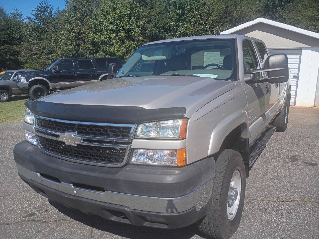 Used 2007 Chevrolet Silverado 2500 LT w/ Heavy-Duty Power Package AWD/4WD image 2