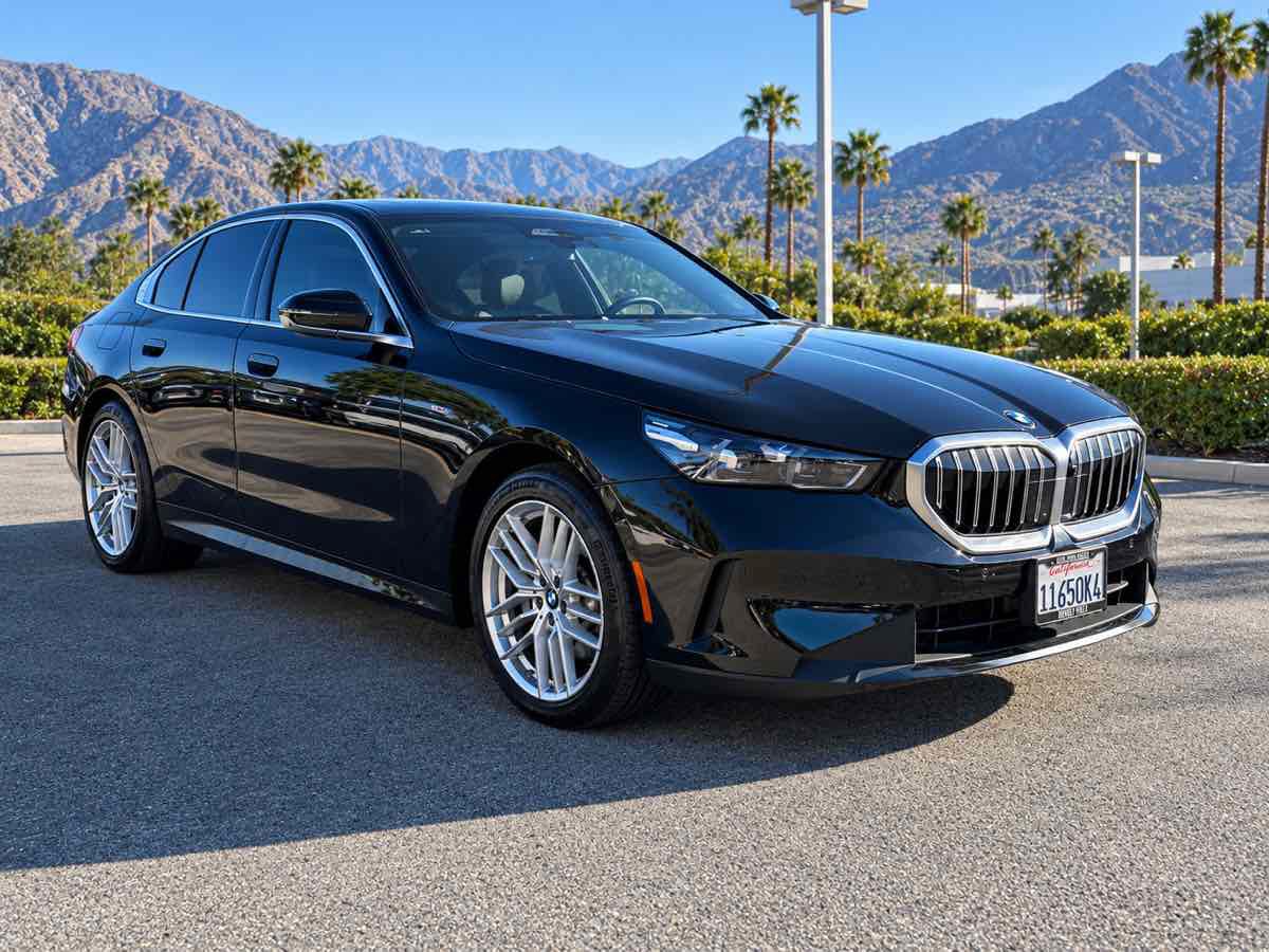 Used 2025 BMW 530i w/ Premium Package RWD image 1