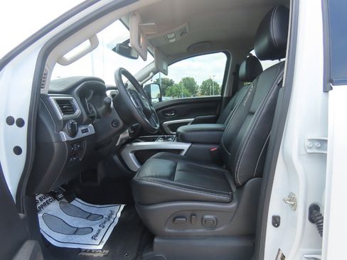 Used 2017 Nissan Titan PRO-4X w/ Pro-4x Convenience Package AWD/4WD image 25