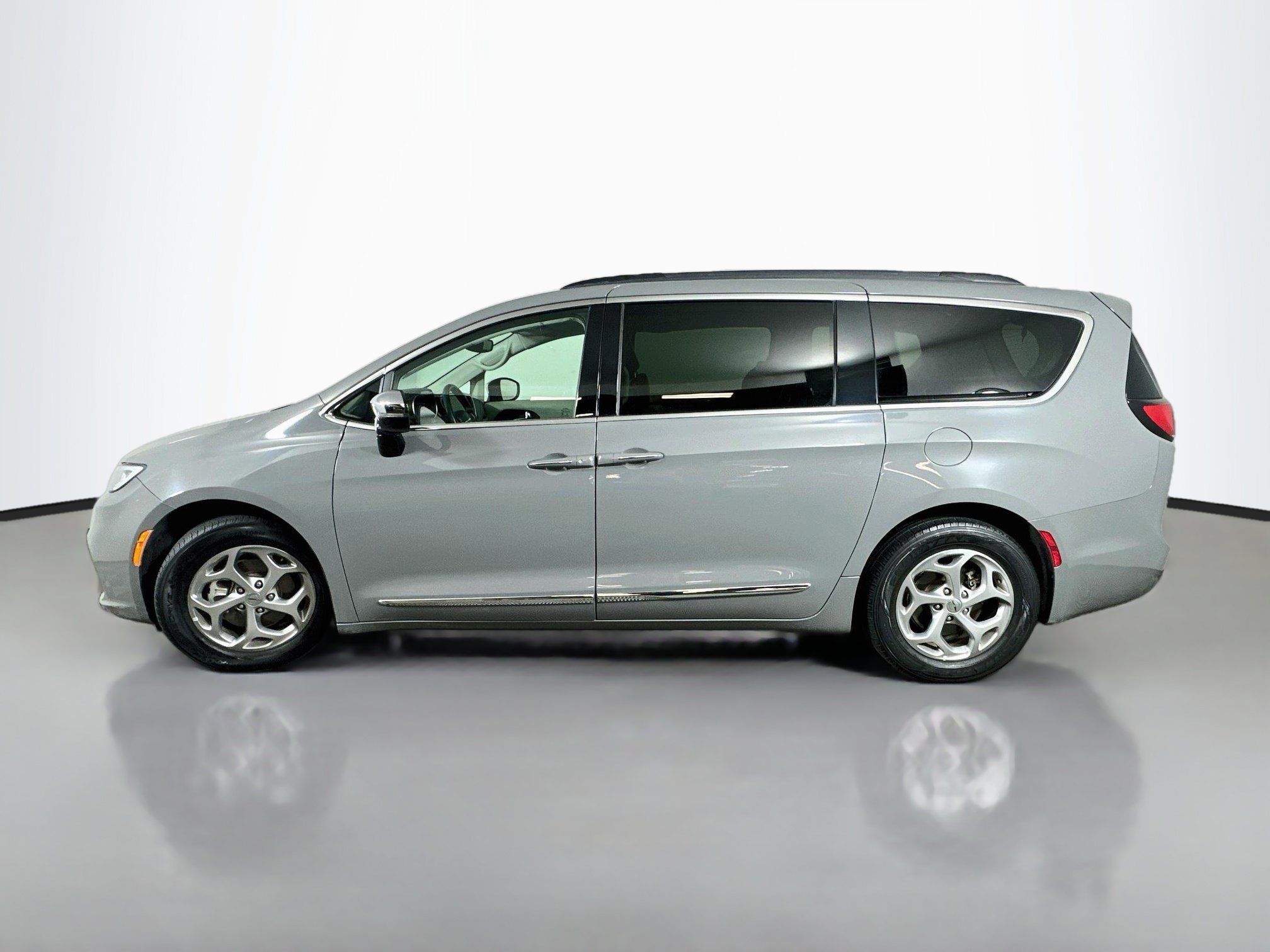 Used 2023 Chrysler Pacifica Limited FWD image 4