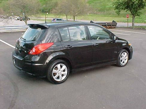 Used 2011 Nissan Versa Hatchback w/ Premium Pkg FWD image 6