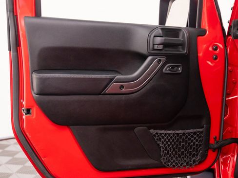 Used 2018 Jeep Wrangler Unlimited Sahara image 12