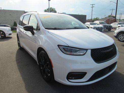 Used 2025 Chrysler Pacifica Limited FWD image 4