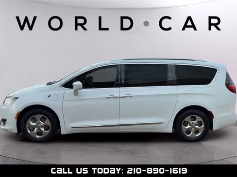 Used 2018 Chrysler Pacifica Touring-L image 6