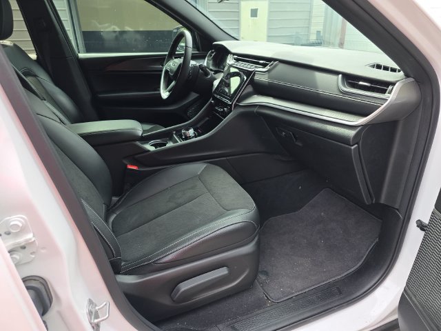 Used 2025 Jeep Grand Cherokee Altitude RWD image 28