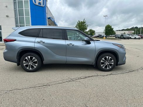 Used 2021 Toyota Highlander XLE AWD/4WD image 2
