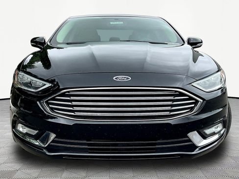 Used 2017 Ford Fusion SE w/ Fusion SE Technology Package FWD image 2