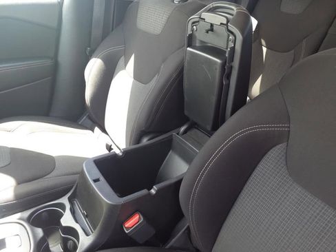 Used 2017 Jeep Cherokee Latitude w/ Safety/Convenience Group image 20