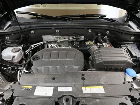 Certified 2025 Volkswagen Atlas Cross Sport SE image 9