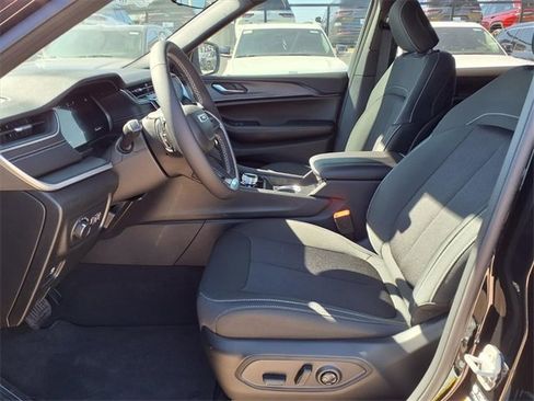 New 2025 Jeep Grand Cherokee L Laredo image 11