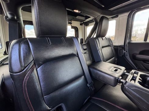 Used 2022 Jeep Wrangler Unlimited Rubicon w/ Cold Weather Group AWD/4WD image 26