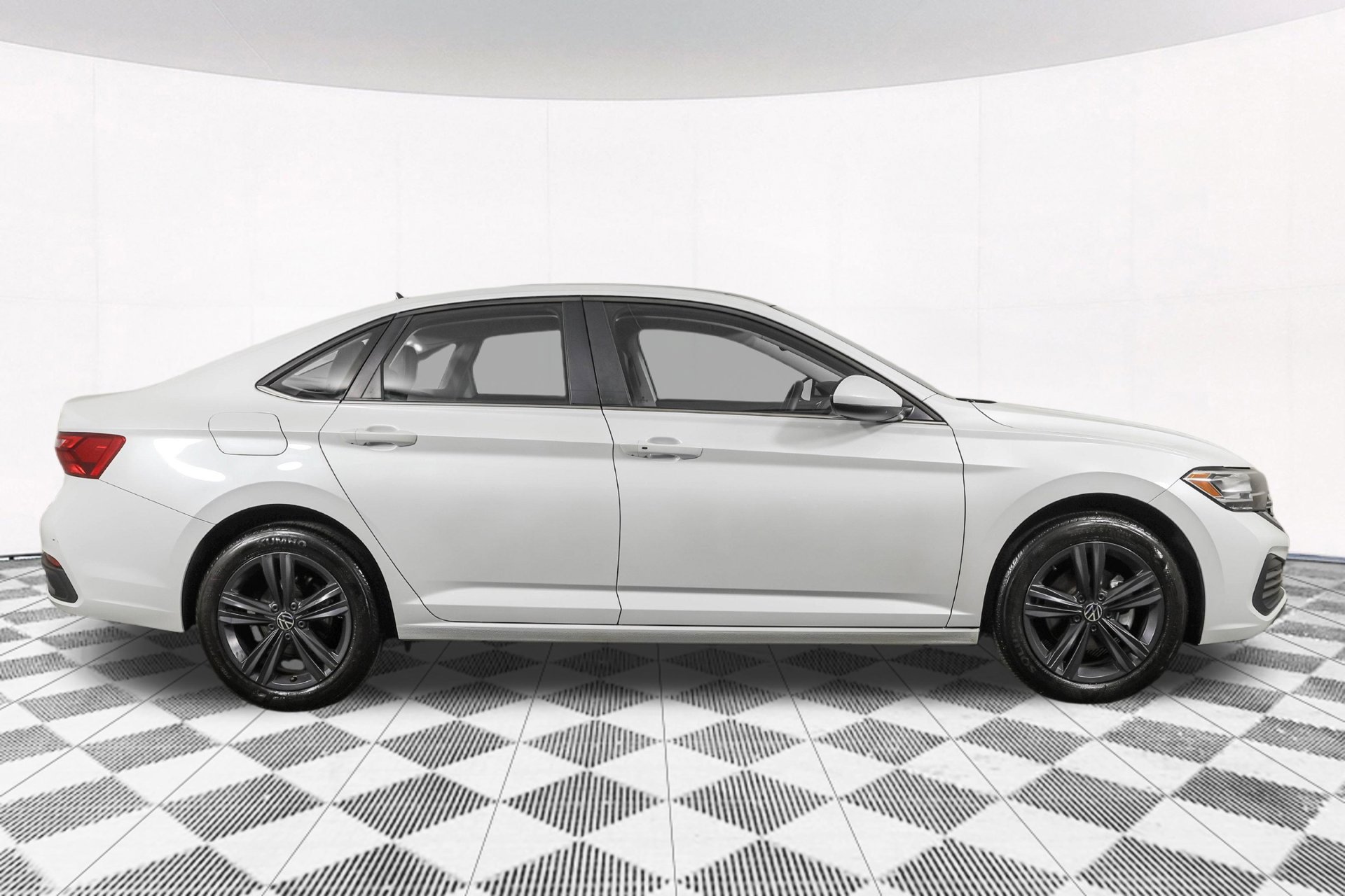 Used 2024 Volkswagen Jetta SE w/ Panoramic Sunroof Package FWD image 16