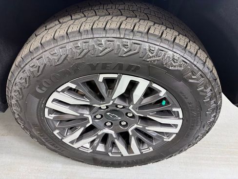 New 2026 Chevrolet Suburban Z71 image 12