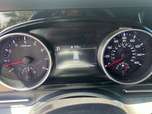Used 2024 Kia Carnival EX FWD image 9