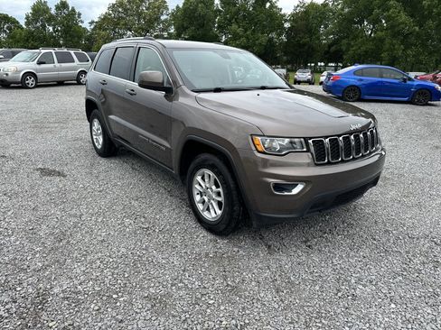 Used 2020 Jeep Grand Cherokee Laredo image 3