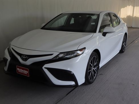 Used 2024 Toyota Camry SE w/ Cold Weather Package FWD image 22