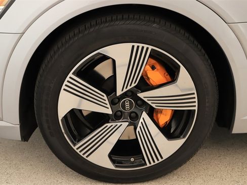 Used 2023 Audi e-tron Premium Plus w/ Premium Plus Package image 33