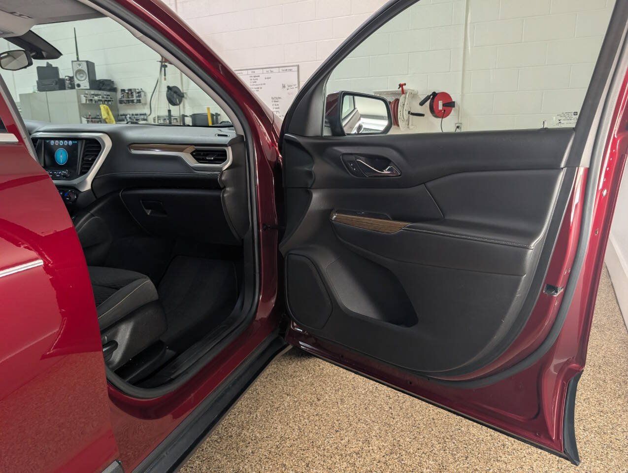 Used 2017 GMC Acadia SLE AWD/4WD image 22